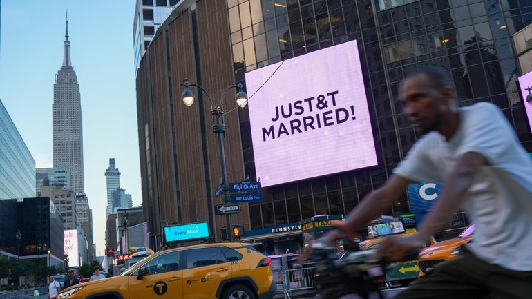 A sign at Madison Square Garden announces that Taylor Swift and Travis Kelce have tied the knot. (AP PHOTO)