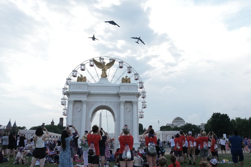 Air Force planes fly above the National Mall, and the mockup of President Donald TrumpÕs proposed arch, on July 4, 2026. Though it was muggy and miserably hot in many parts of the country, the day was marked with the usual American exuberance, with fighter jets, tall ships, parachutists and flag-festooned pick-up trucks. (Alex Kent/The New York Times)