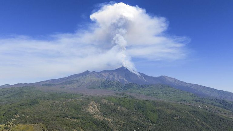 A cloud rose 1.5km above Mount Etna's peak, with the wind expected to carry ash southwards.