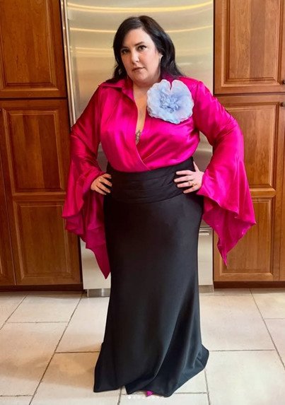 Lena Dunham dressed for the wedding of Taylor Swift and Kelce Travis.