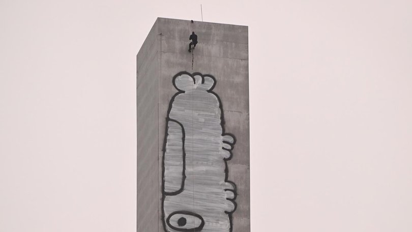 A vandal has caused traffic chaos after scaling a 140-metre pillar on a major city bridge. (Joel Carrett/AAP PHOTOS)