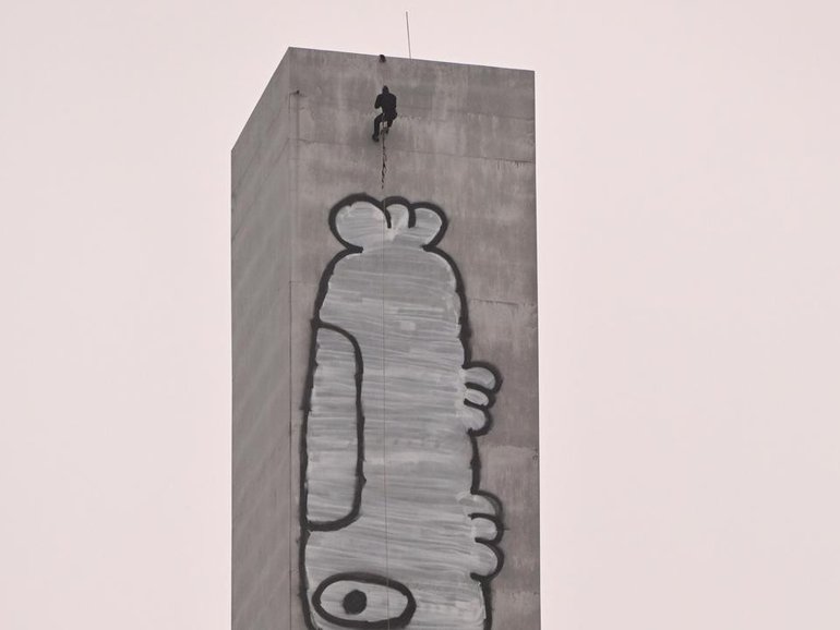 A vandal has caused traffic chaos after scaling a 140-metre pillar on a major city bridge. (Joel Carrett/AAP PHOTOS)