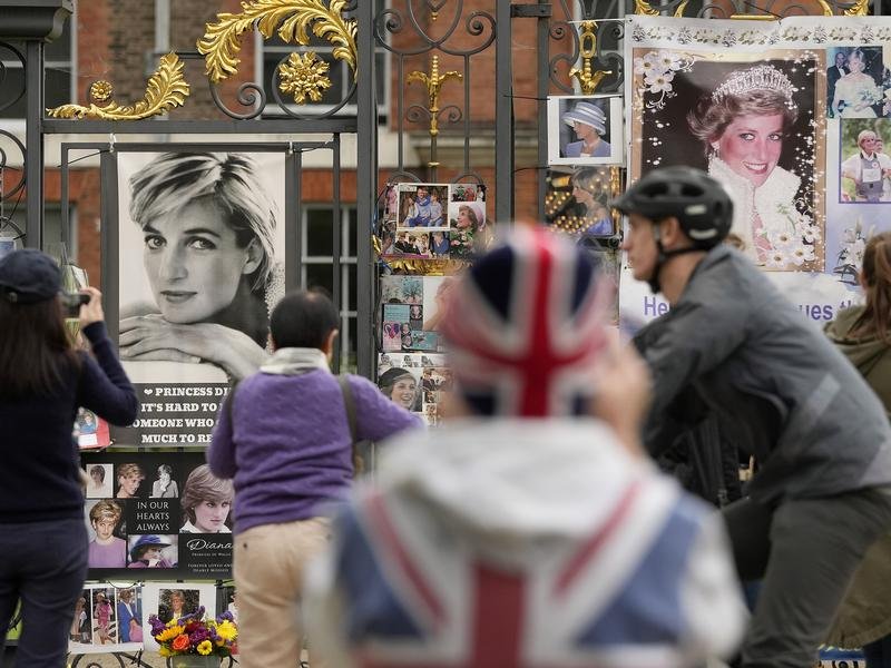 People surround the palace following the news that Princess Diana had died, 1997.