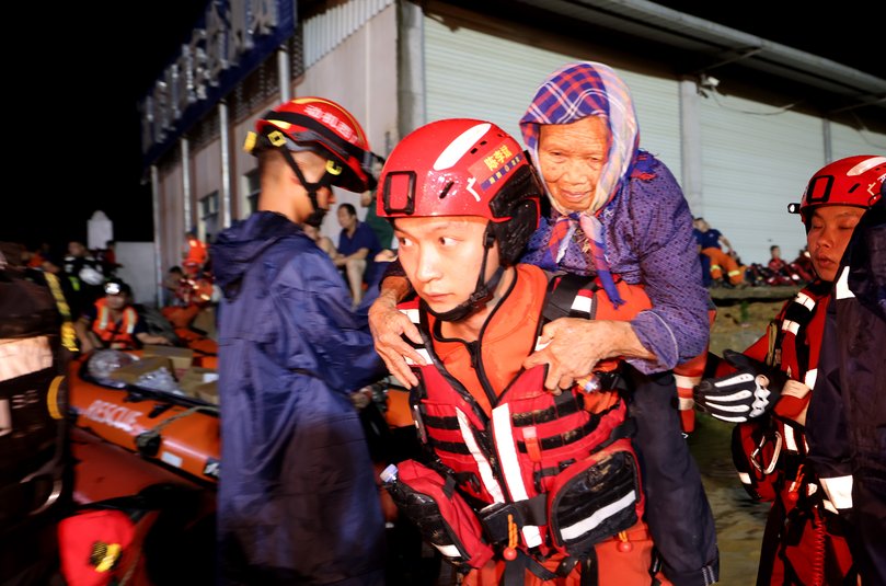 At least five people have died and hundreds of snakes have been released during a horror flood in the southern Chinese province of Guangxi.