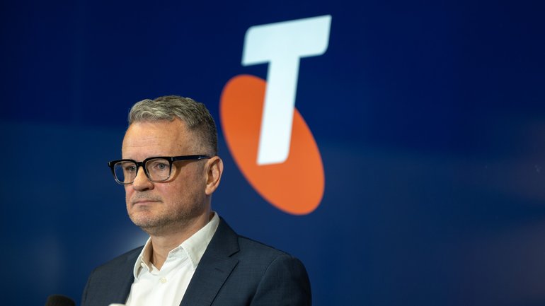 The largest mobile network in the country has been hit with an outage that has affected thousands of users with the telco saying it's urgently fixing it. 