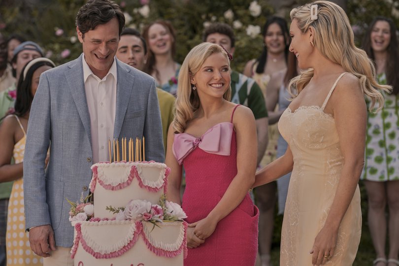 Tom Everett Scott, Lexi Minetree, June Diane Raphael in Elle.