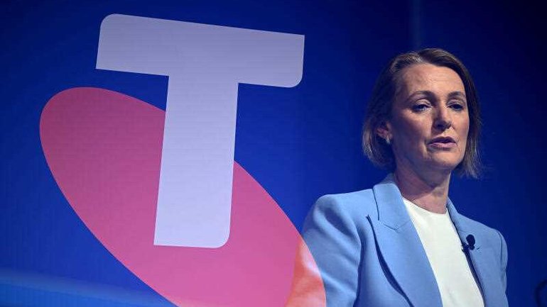 Pressure mounts on Telstra boss after outage.