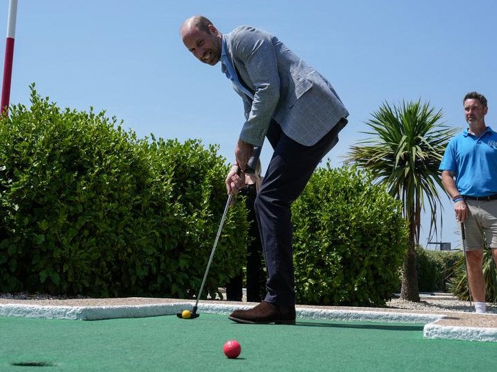 Prince William tested his putting skills against one of the country's top-ranked mini-golfers.