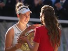 Princess Kate presents the Wimbledon Venus Rosewater Dish to singles champ Linda Noskova. (AP PHOTO)