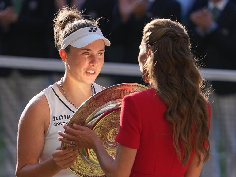 Princess Kate presents the Wimbledon Venus Rosewater Dish to singles champ Linda Noskova. (AP PHOTO)