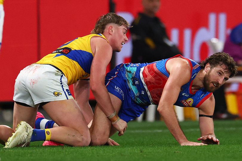 Harley Reid and Marcus Bontempelli do battle.