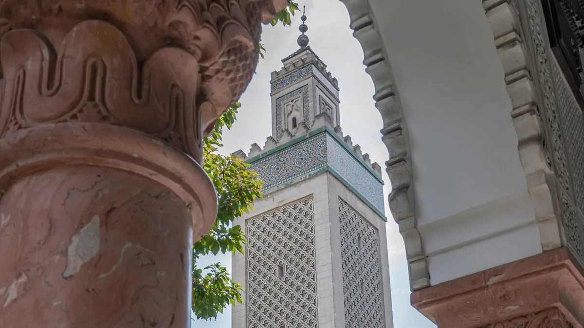 Arabic lessons in Paris: Arab language, food, music, books can be found influencing French city