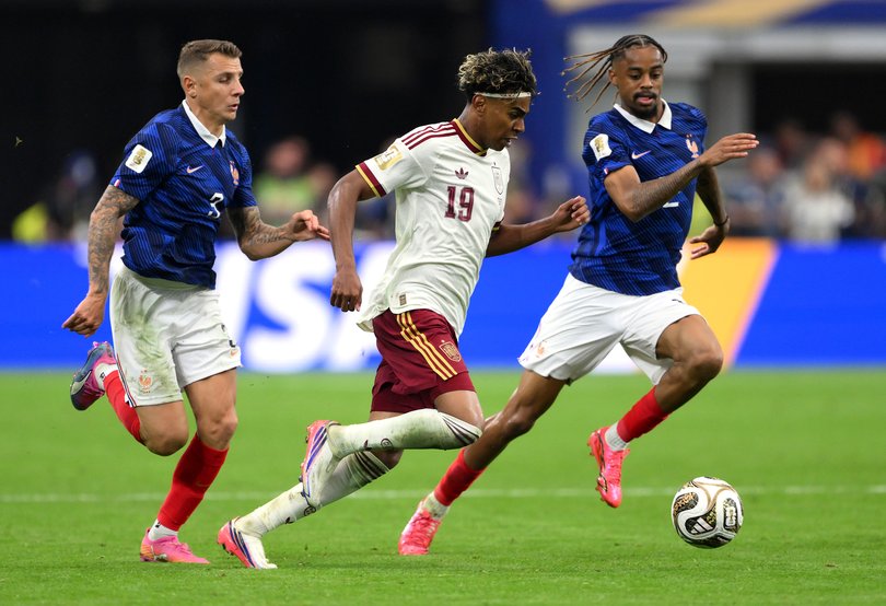 Lamine Yamal controls the ball.