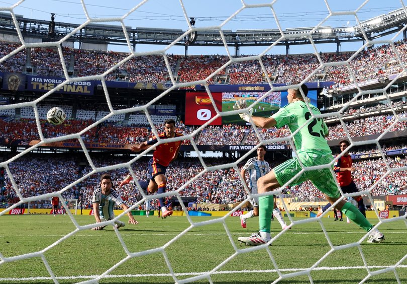 Mikel Merino’s header goes wide.