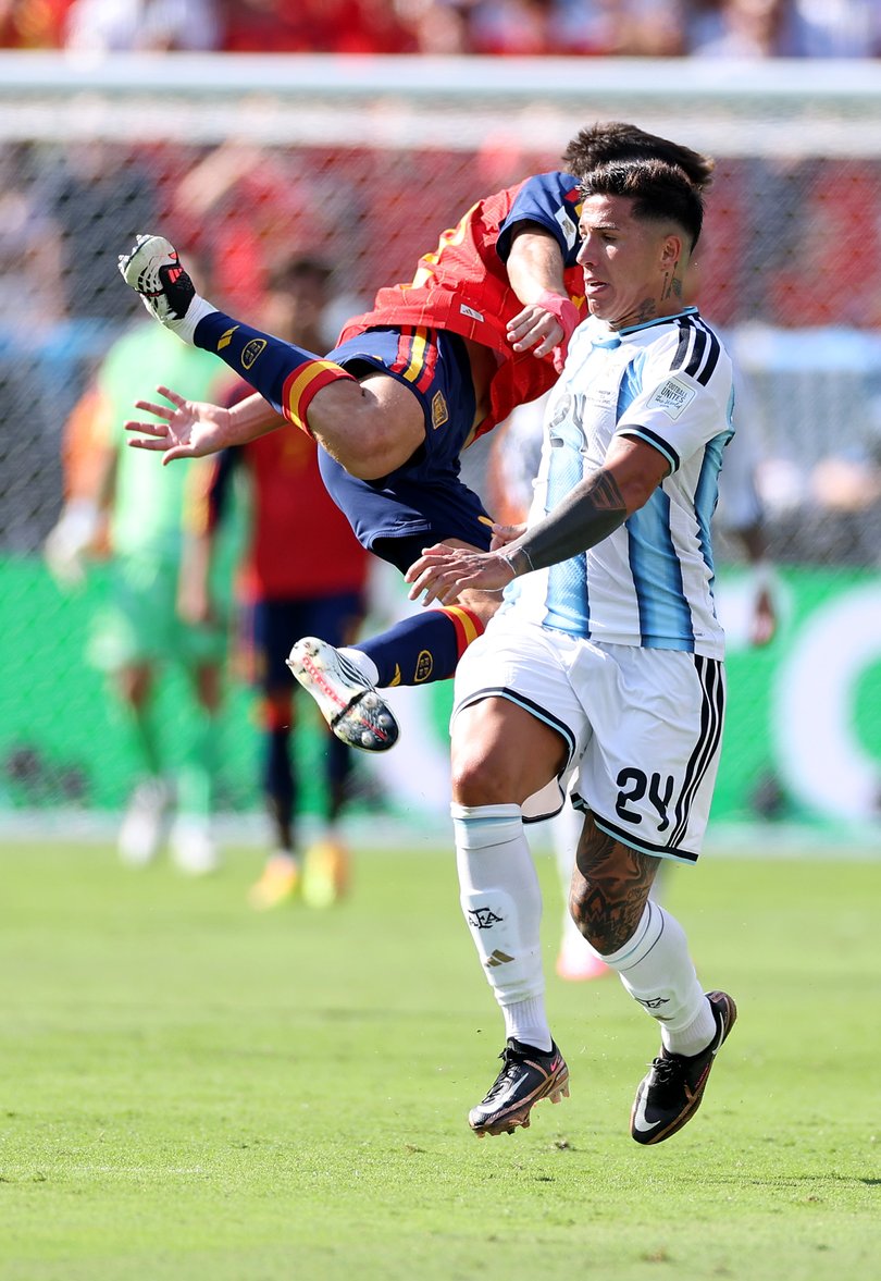 EAST RUTHERFORD, NEW JERSEY - JULY 19: Enzo Fernandez #24 of Argentina fouls Pau Cubarsi #22 of Spain during the FIFA World Cup 2026 Final match between Spain and Argentina at New York New Jersey Stadium on July 19, 2026 in East Rutherford, New Jersey. Fernandez received his second yellow card, resulting in a red card. (Photo by Dan Mullan/Getty Images)