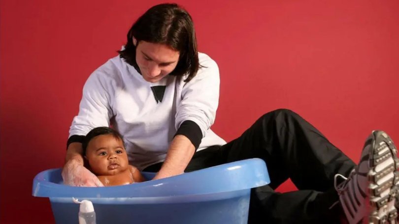 Lionel Messi gives Lamine Yamal a bath way back in 2007.
