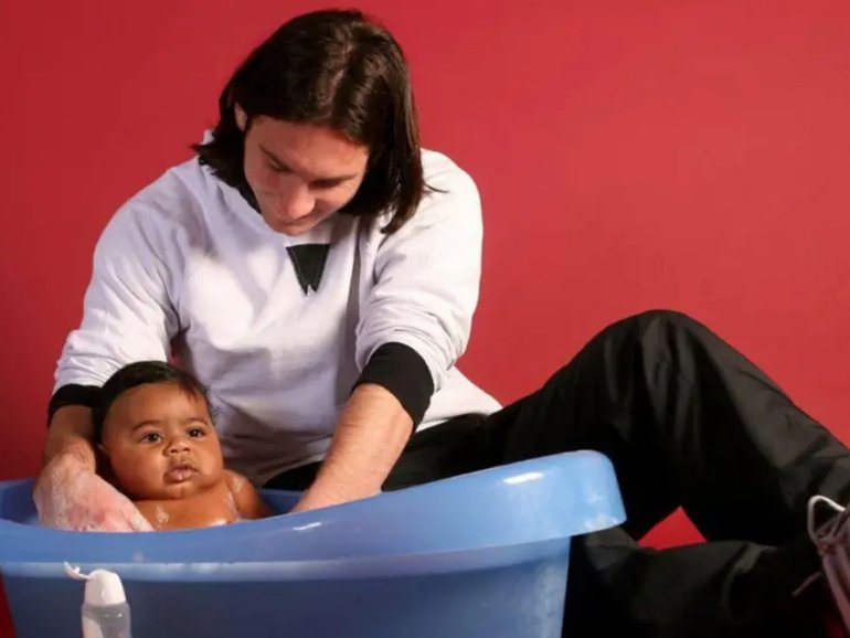Lionel Messi gives Lamine Yamal a bath way back in 2007. 