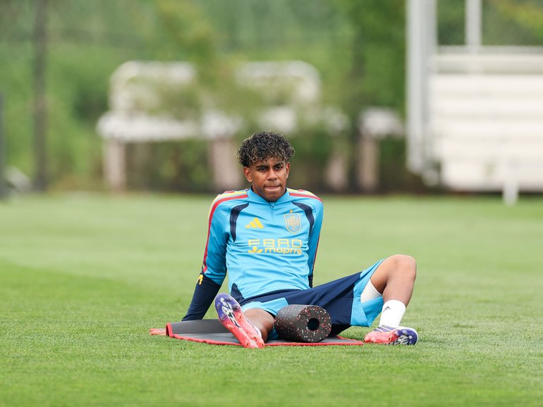  Lamine Yamal looks on during training.