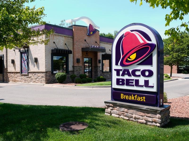 US authorities are warning people not to eat shredded iceberg lettuce from Taco Bell in five states.