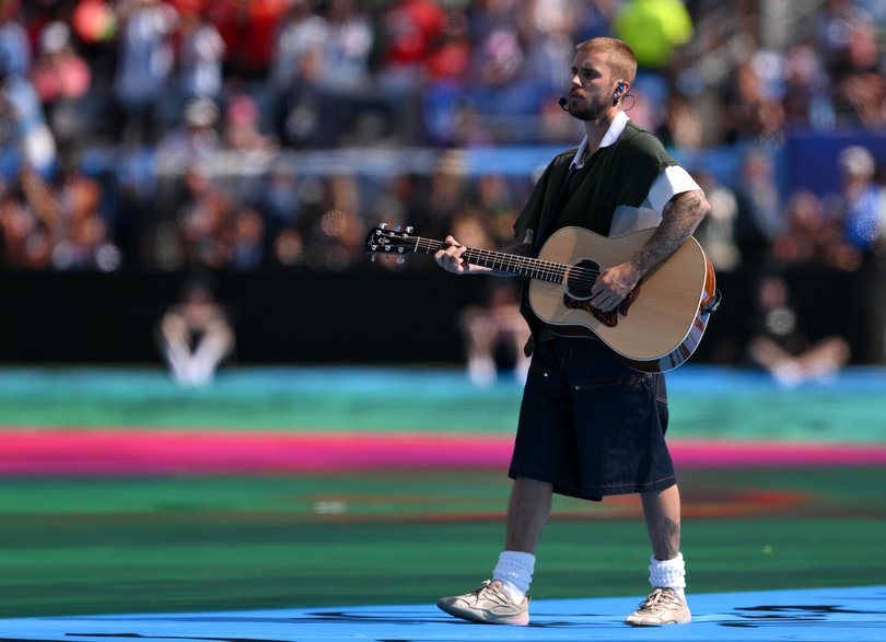 Justin Bieber performed an acoutic version of Everything Hallelujah.