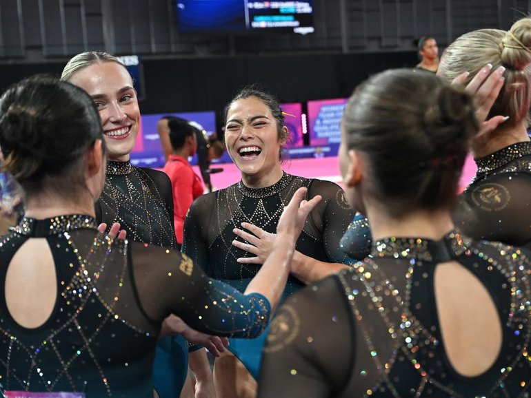 Georgia Godwin (centre) has led Australia to a gold medal in the Artistic Gymnastics Women's Teams. (Lukas Coch/AAP PHOTOS)