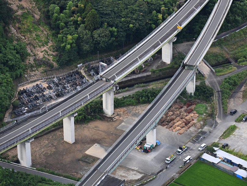 Huge cracks were visible in the Minamikyushu Expressway in the wake of the quake.