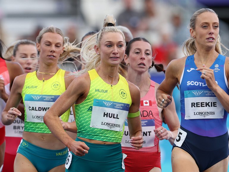 Jess Hull has put in a professional performance to cruise through her women’s mile.
