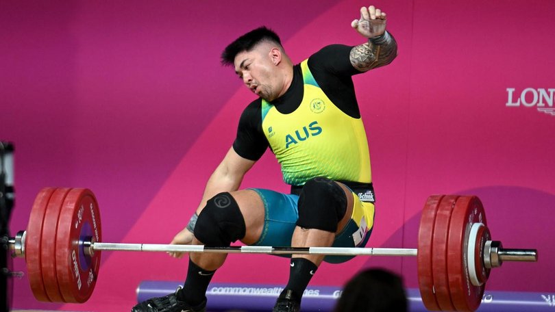 Ridge Barredo took a scary tumble as he failed to complete a lift at the Commonwealth Games. (Lukas Coch/AAP PHOTOS)