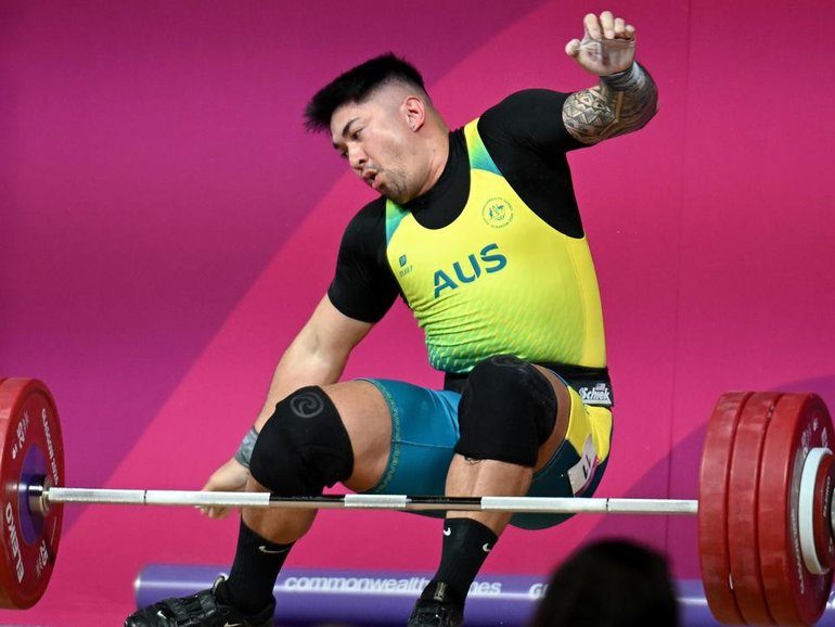 Ridge Barredo took a scary tumble as he failed to complete a lift at the Commonwealth Games. (Lukas Coch/AAP PHOTOS)