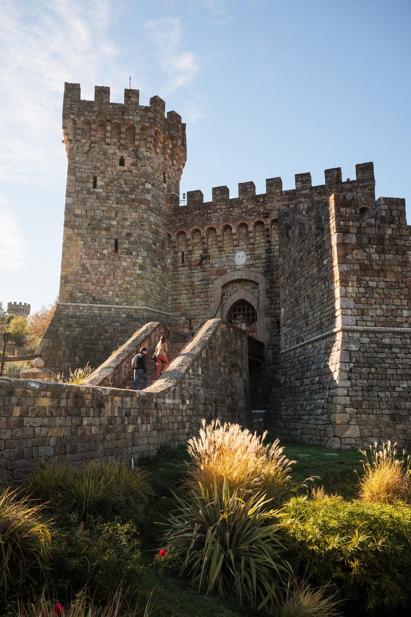 The winery, anchored by a full-scale Tuscan castle complete with moat, drawbridge, towers, armoury and even a torture chamber, it has no obvious place in rural California.