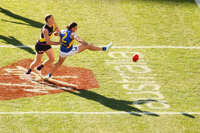 MELBOURNE, AUSTRALIA - AUGUST 02: Jake Waterman of the Eagles attempts to kick a goal without success, under pressure from Ben Miller of the Tigers during the round 21 AFL match between Richmond Tigers and West Coast Eagles at Melbourne Cricket Ground, on August 02, 2026, in Melbourne, Australia. (Photo by Daniel Pockett/Getty Images via AFL Photos)