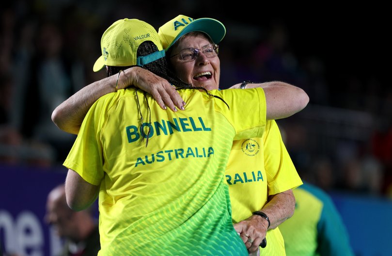 Gold medalists Louise Hoskins and Serena Bonnell.