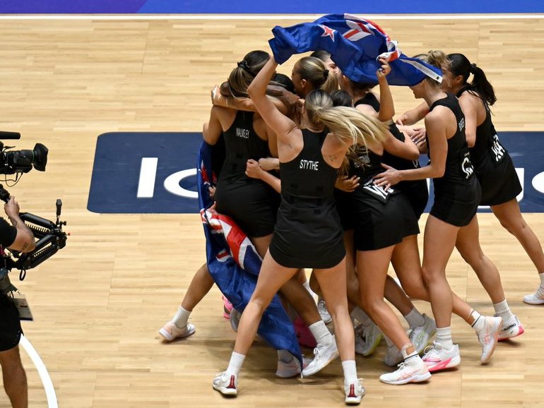 New Zealand have won their first netball gold medal since the 2010 Delhi Commonwealth Games. (Lukas Coch/AAP PHOTOS)