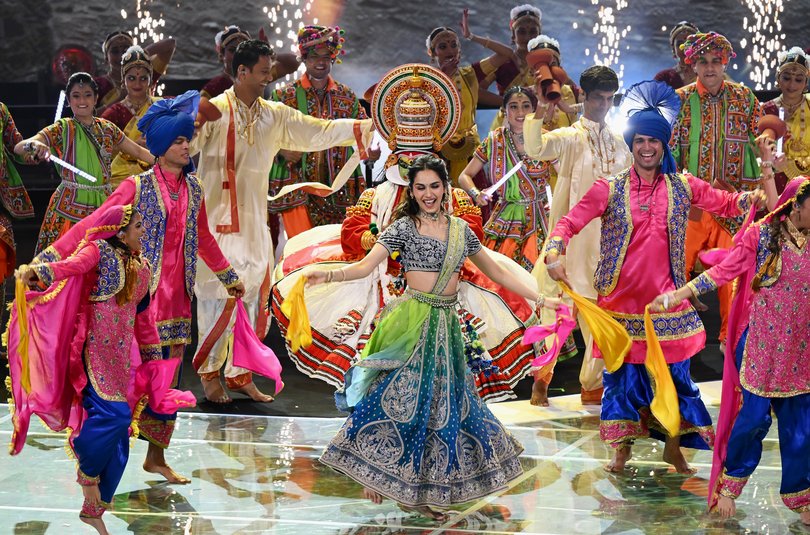 Manushi Chhillar performs  with the Shiamak Davar Dance Troupe during the Closing Ceremony.