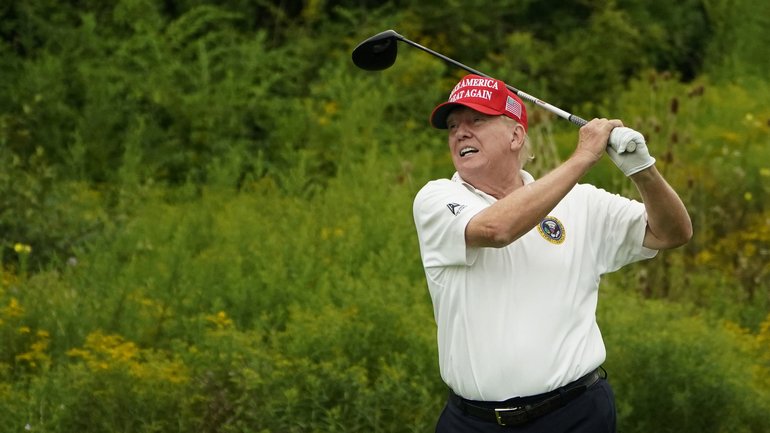 Californian authorities have arrested a man who was seen near a golf course owned by Donald Trump. 