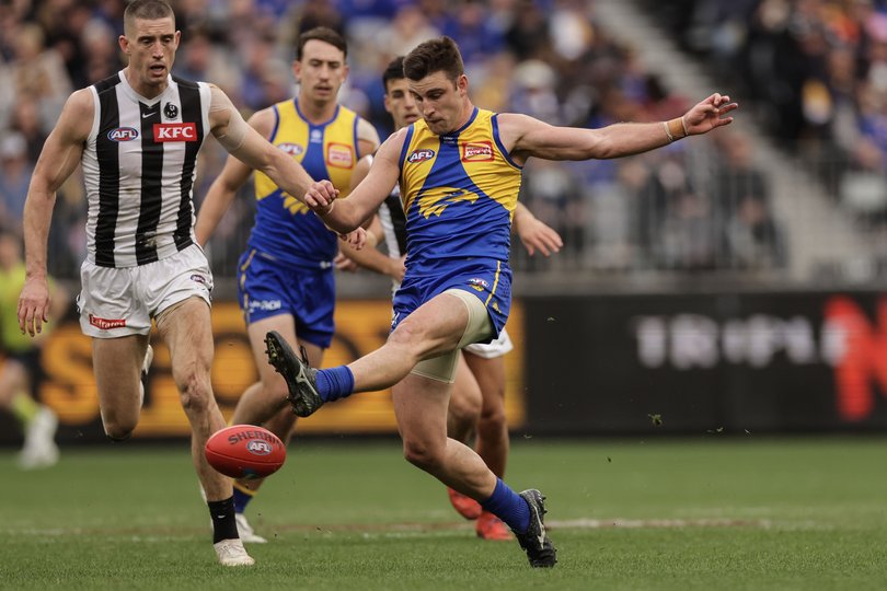 Elliot Yeo gets a kick away.