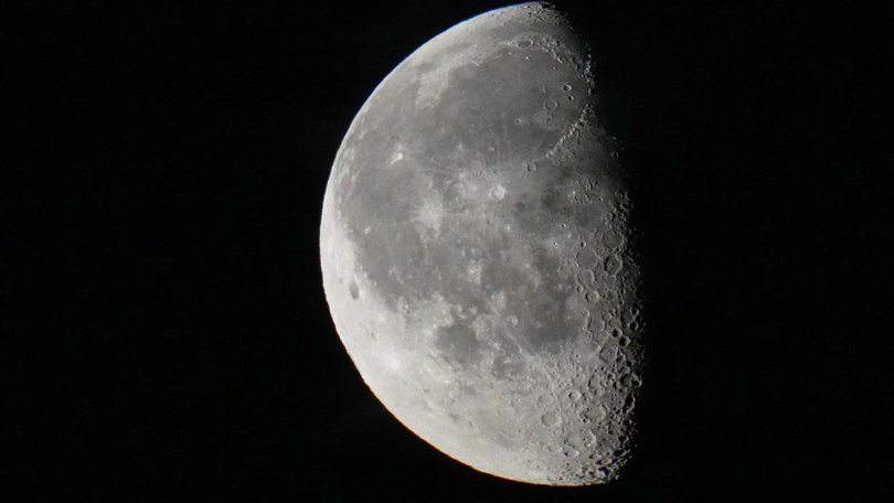 The European Southern Observatory's Very Large Telescope detected sodium and lithium from the moon.