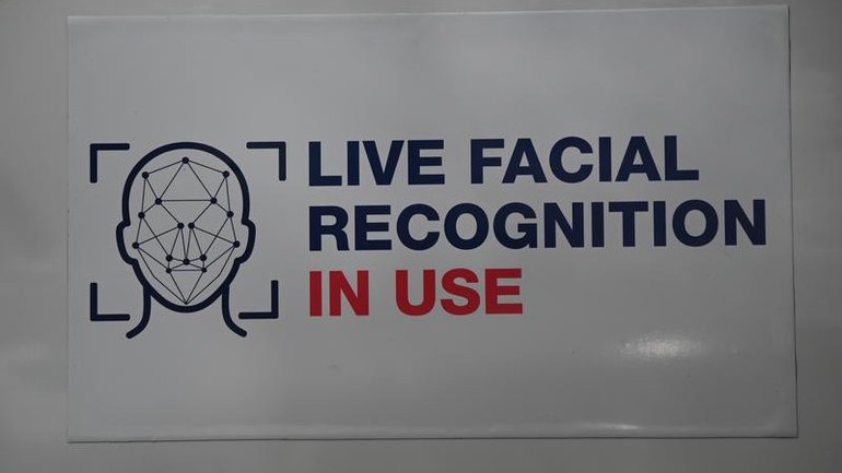 One state could combat identity theft by joining a national database of licence facial images. (Aaron Bunch/AAP PHOTOS)