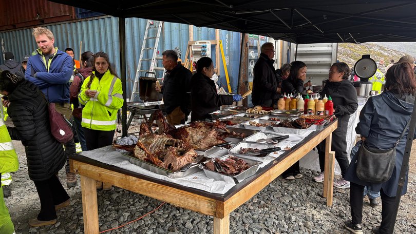 Residents of Qaqortoq enjoy a BBQ lunch to commemorate the opening of Critical Minerals’ new headquarters.