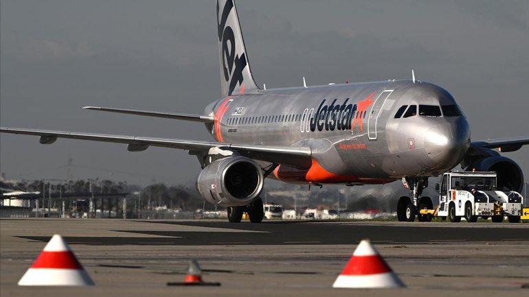 Authorities are demanding answers after a near-miss involving a Jetstar plane. (Joel Carrett/AAP PHOTOS)
