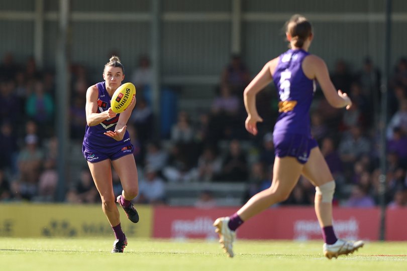 Emma O'Driscoll of the Dockers passes the ball during the AFLW Elimination Final match between Fremantle Dockers and Essendon Bombers at Fremantle Oval, on November 09, 2024.