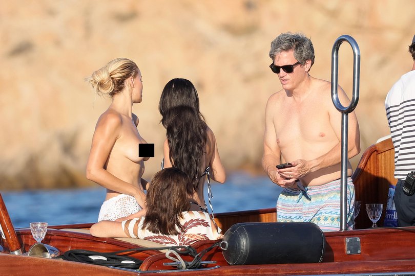 Her family looked unbothered by the nudity.