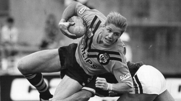 Brian Smith switched codes to play for the Balmain and Eastern Suburbs rugby league clubs.