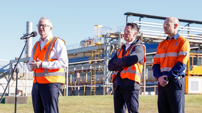 Albo’s ‘melon’ grilling gets awkward as Minns intervenes.