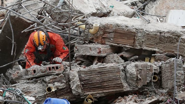 Rescuers in Colombia are racing against time as the possibility of finding quake survivors dwindles. (AP PHOTO)