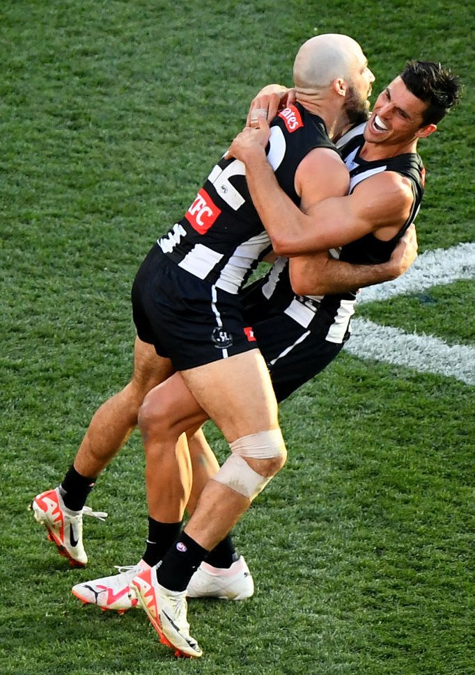 Scott Pendlebury hugs Steele Sidebottom after his cracking goal in the 2023 grand final.