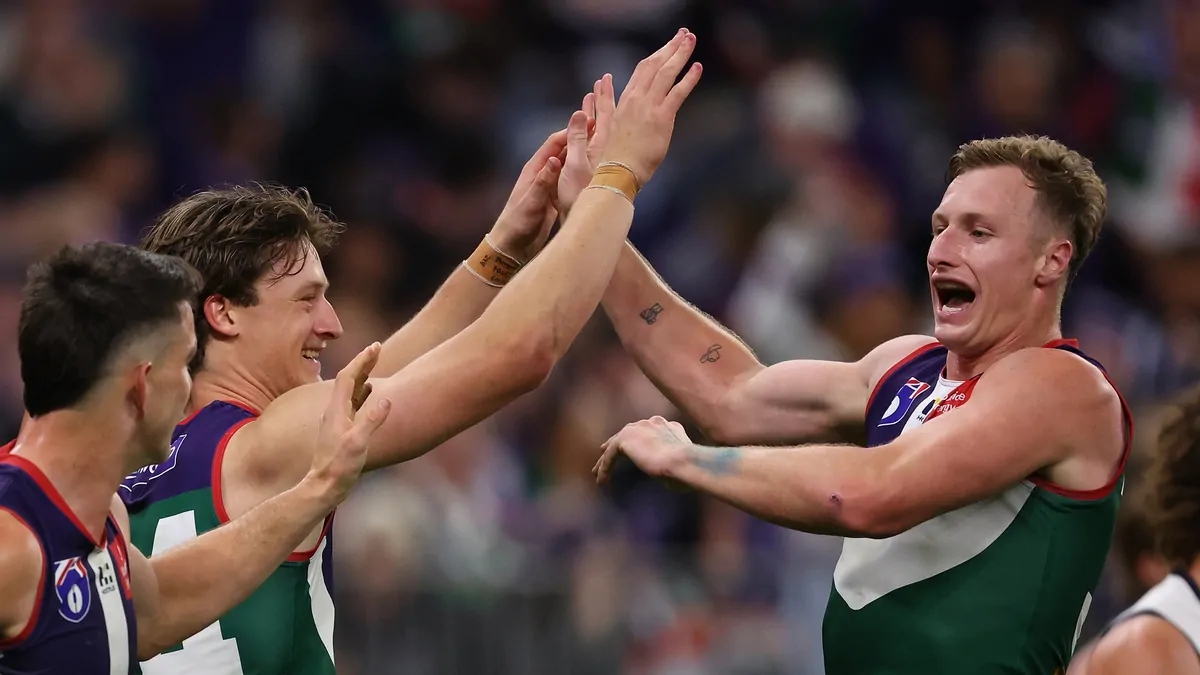 Fremantle Dockers win AFL minor premiership with impressive victory over Adelaide Crows Fremantle Dockers win AFL minor premiership with impressive victory over Adelaide Crows