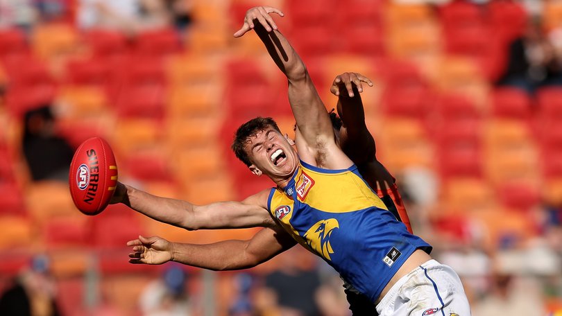 Cooper Duff-Tytler attempts a mark.