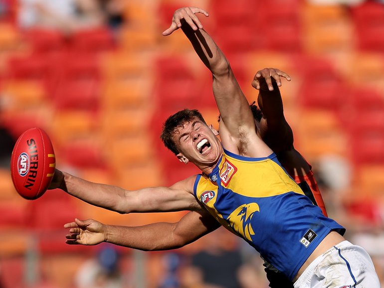 Cooper Duff-Tytler attempts a mark.