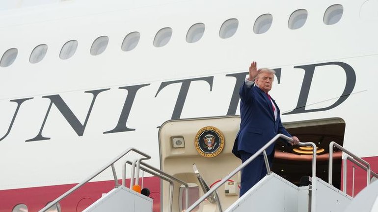 Donald Trump says he made ‌the switch to another plane at the direction of ⁠the Secret Service (AP PHOTO)
